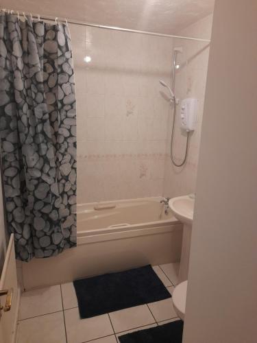 A bathroom at Comfortable 2 Bed Apartment 2nd Floor Contractors Families Close To City Centre Occasional Bed Available