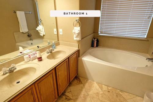 een badkamer met een bad, een wastafel, een bad en een bad bij 4BDR Sugarland Richmond Houston Katy Rosenburg - Pademelon in Sugar Land