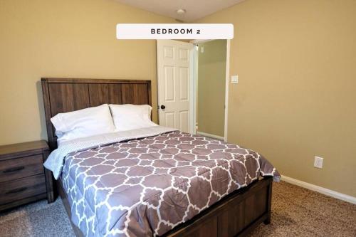 een slaapkamer met een bed en een bordje met slaapkamer bij 4BDR Sugarland Richmond Houston Katy Rosenburg - Pademelon in Sugar Land