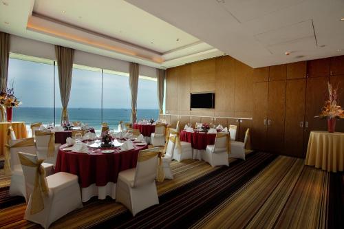Телевизор и/или развлекательный центр в Novotel Visakhapatnam Varun Beach