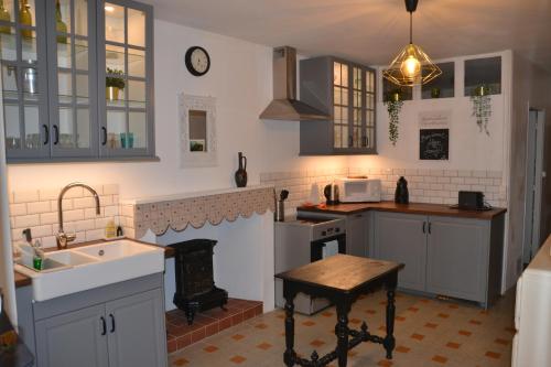 Kjøkken eller kjøkkenkrok på St Jean du Gard : Spacious Apartment with Use of Pool