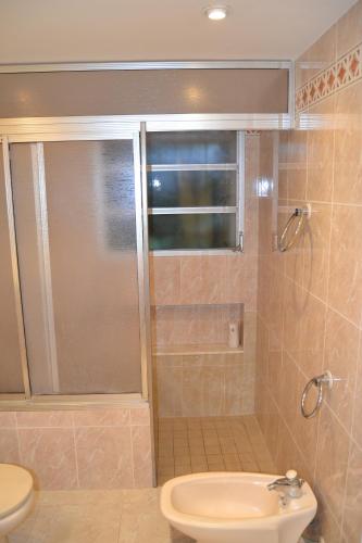 W łazience znajduje się prysznic, toaleta i umywalka. w obiekcie Xalet a primera linea de mar w mieście Calafat