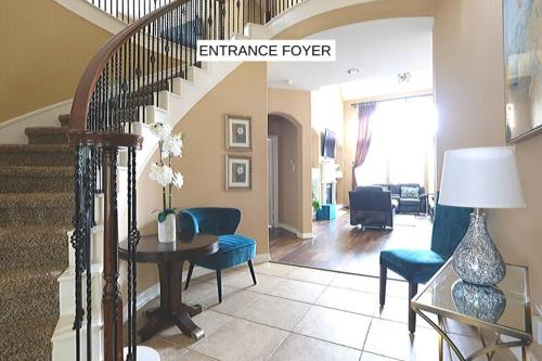 Ruang duduk di A HOUSE AS BIG AS TEXAS - Falcon