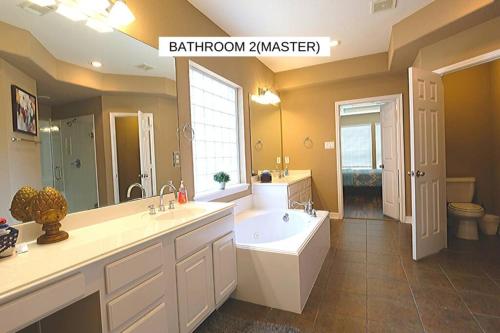 Bilik mandi di A HOUSE AS BIG AS TEXAS - Falcon