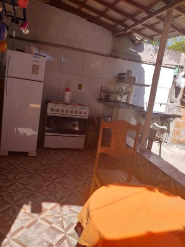 uma cozinha com um frigorífico branco e um fogão em Casa em Gamboa em Gamboa