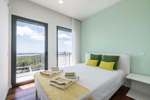 una camera da letto con un letto con una grande finestra di Villa Monchique a Monchique