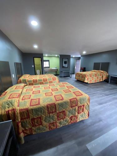 a hotel room with two beds in a room at Town House Motel in Tyler