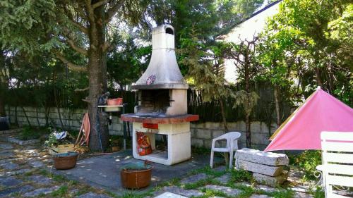 a outdoor stove with a tent in a backyard at La Casita de Chozas in Soto Real