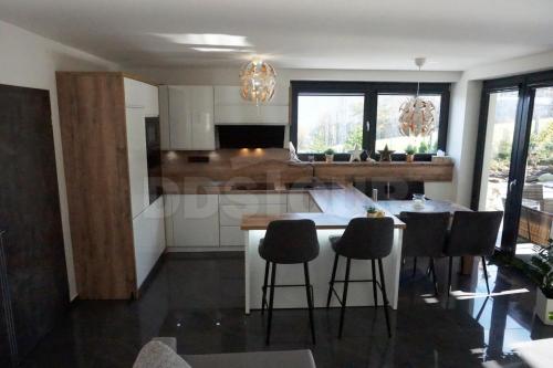 cocina con mesa y sillas en una habitación en Nad Vyhlídkou - Filipovice en Bělá pod Pradědem