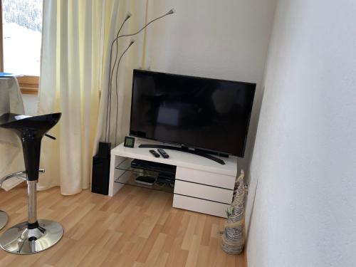 a flat screen tv sitting on top of a white table at Alberti 5 in Davos