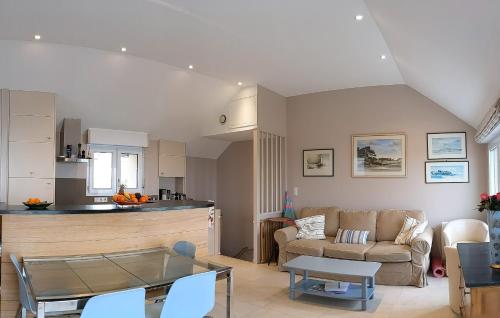 un salon avec un canapé et une table dans l'établissement La Conchee, à Saint-Malo