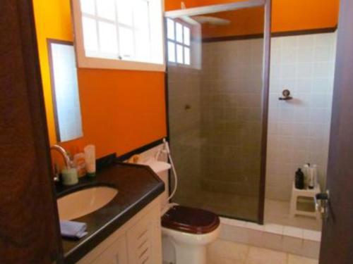 Un baño con ducha, inodoro y lavabo. en Casa Design Búzios Country, en Búzios