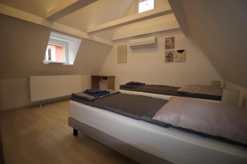 1 Schlafzimmer mit 2 Betten im Dachgeschoss in der Unterkunft Mainz - 4-Zimmer-Haus - 6 Personen in Mainz