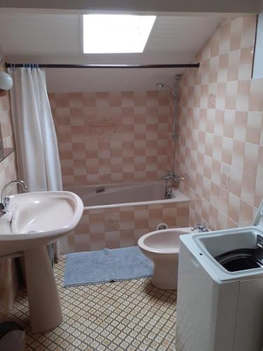 Kylpyhuone majoituspaikassa UR ONDOAN - Appartement Saint Pée sur Nivelle