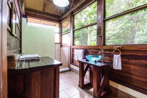 Kylpyhuone majoituspaikassa La Anita Rain Forest