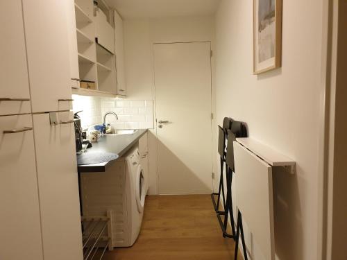een kleine keuken met een wastafel en een koelkast bij Studio "Shoshana" Harderwijk in Harderwijk