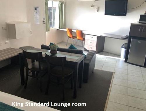 Kuchyň nebo kuchyňský kout v ubytování Coral Sands Motel