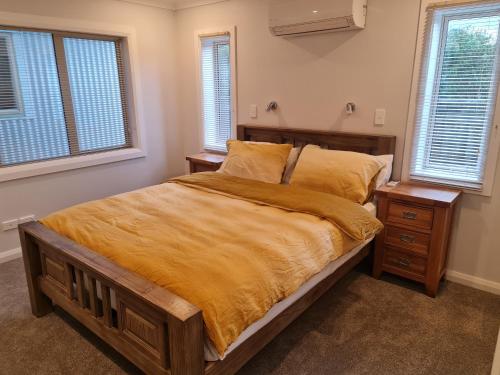 En eller flere senge i et værelse på Brand New Home - Central Masterton