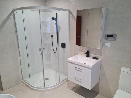 Et badeværelse på Brand New Home - Central Masterton