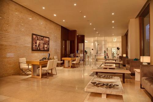 Гостиная зона в Novotel Visakhapatnam Varun Beach