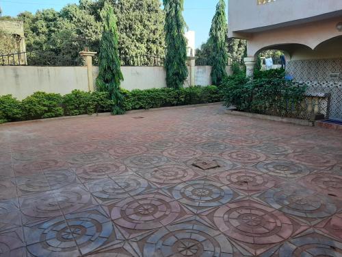 a courtyard with a tiled floor in front of a building at Villa Chambre C climatisée douche Cuisine salon in Bamako
