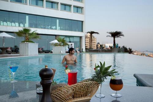 Бассейн в Novotel Visakhapatnam Varun Beach или поблизости