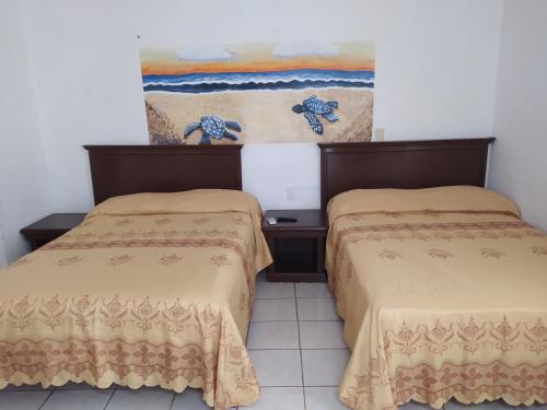 two beds sitting next to each other in a room at Bungalows Lulu in Bucerías