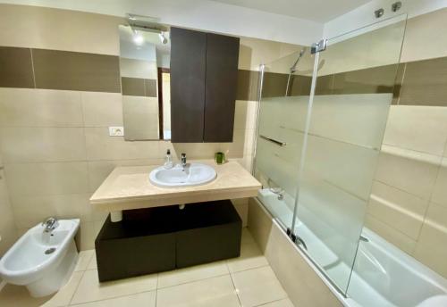 ein Bad mit einem Waschbecken, einem WC und einer Dusche in der Unterkunft Luxury villa - best view in South Tenerife near Siam Park! in Adeje
