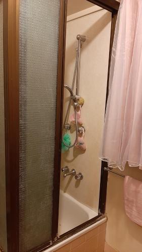 bagno con doccia, lavandino e vasca. di Meyenburg House a Mount Morgan