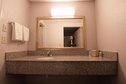 Kúpeľňa v ubytovaní Economy Inn