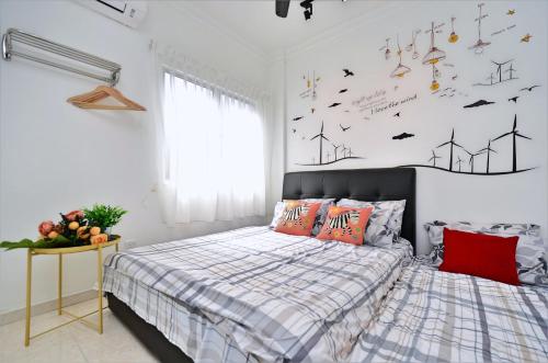 1 dormitorio con 1 cama con pájaros en la pared en Setapak Rest House,15min to KLCC #217- Private Room, en Kuala Lumpur
