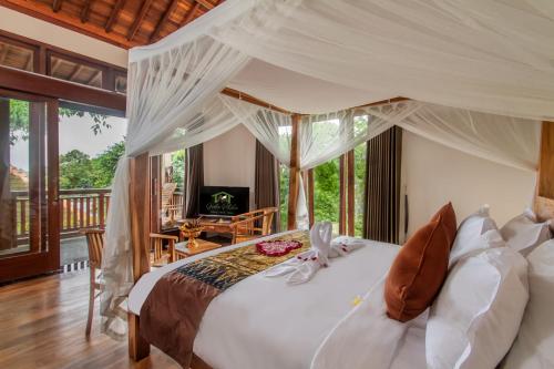 Postel nebo postele na pokoji v ubytování Graha Petulu Ubud by Pramana Villas