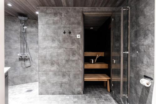 bagno con doccia e panca di RukaValley Unique75 a Ruka