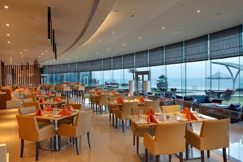 Ресторан / где поесть в Novotel Visakhapatnam Varun Beach
