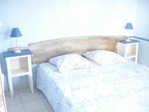 1 dormitorio con 1 cama grande y 2 mesitas de noche en Domaine des cigales, gîte Les cèdres, en Saint-Martin-dʼAoût