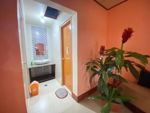 Kúpeľňa v ubytovaní RedDoorz Plus @ Lhexlyn Resort San Narciso