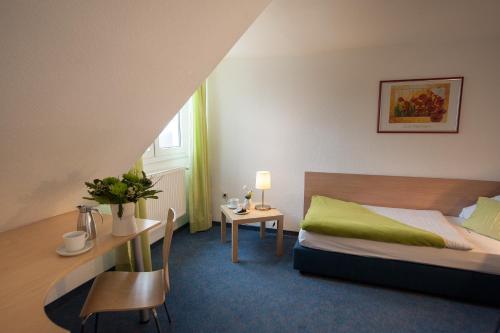 Ліжко або ліжка в номері Hotel König