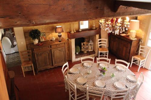 uma sala de jantar com uma mesa e algumas cadeiras em Le vieux moulin em Thaon
