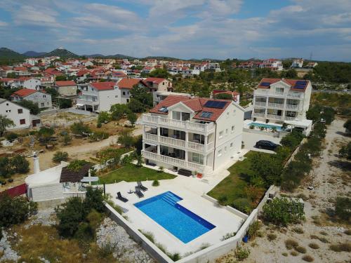 uma vista aérea de uma casa com piscina em Villa Bachelor Apartments em Vodice