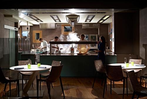 un grupo de personas preparando comida en una cocina en Hotel Aqua Crua, en Barbarano Vicentino