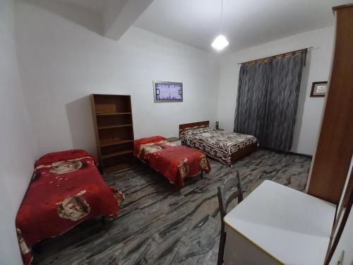 salon z 2 łóżkami i kanapą w obiekcie Bella Reggio w mieście Reggio di Calabria