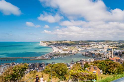 a view of the coast of a city and the ocean at O2 Horizon in Le Tréport
