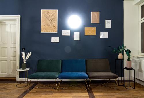 a living room with a couch and a blue wall at Le Baldinger Boutique Hotel in Bamberg