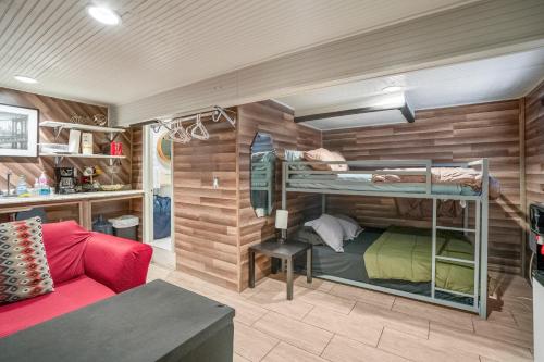 Bunk bed o mga bunk bed sa kuwarto sa East Downtown Modern Cabin