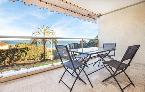 une salle à manger avec une table et des chaises et une grande fenêtre dans l'établissement 1 Bedroom Lovely Apartment In Cannes, à Cannes