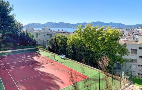 - un court de tennis au-dessus d'un bâtiment dans l'établissement 1 Bedroom Lovely Apartment In Cannes, à Cannes