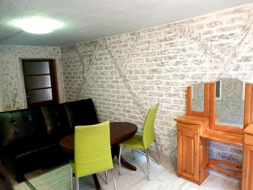 ein Esszimmer mit einem Tisch und gelben Stühlen in der Unterkunft 2 стаен до парка in Razgrad