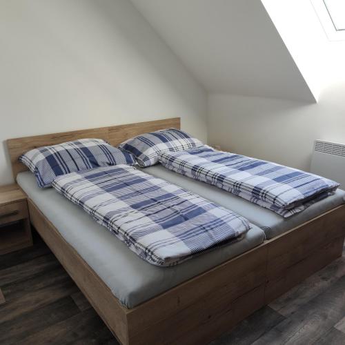 Postel nebo postele na pokoji v ubytování Ubytování na sklepě u ŠPACÍRA