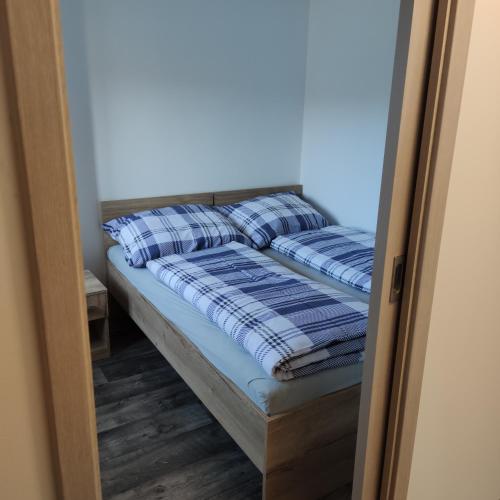 Postel nebo postele na pokoji v ubytování Ubytování na sklepě u ŠPACÍRA