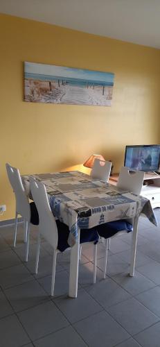 ヴィムルーにあるLocation vue mer WIFIのダイニングルームテーブル(ノートパソコン2台付)